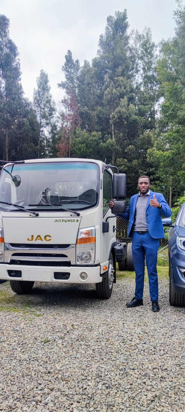 [Asesor comercial confiable al lado de camión]