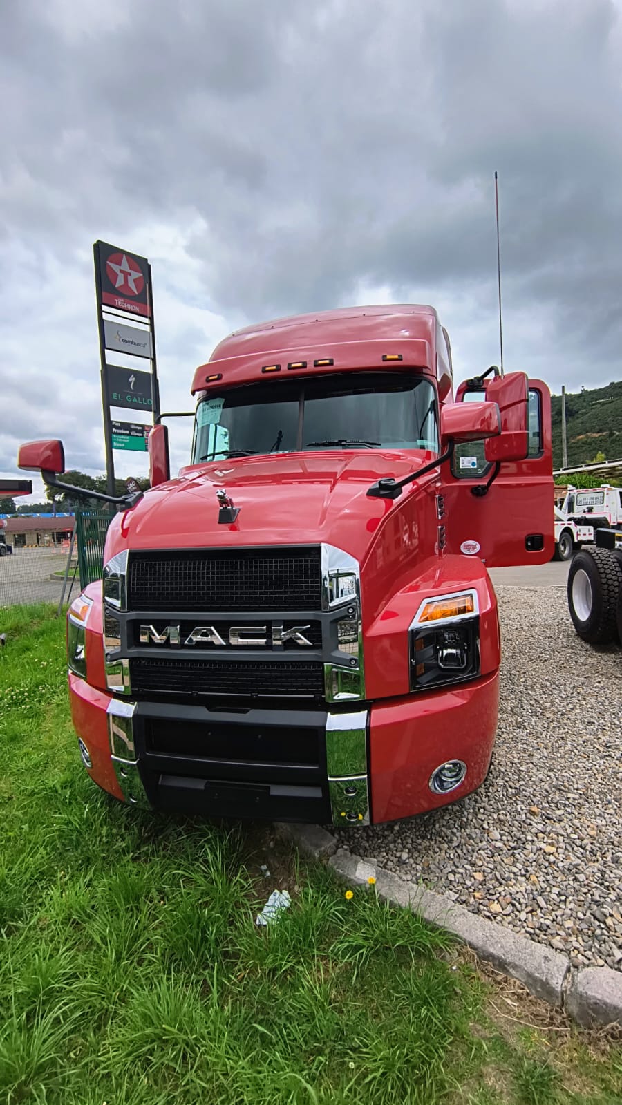 [Cabezote de camión azul]