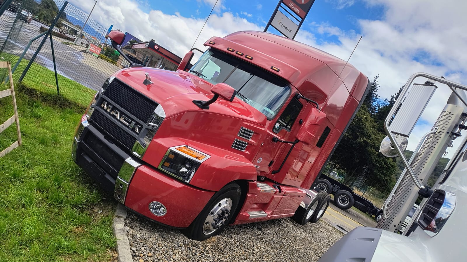 [Cabezote de camión para carga]