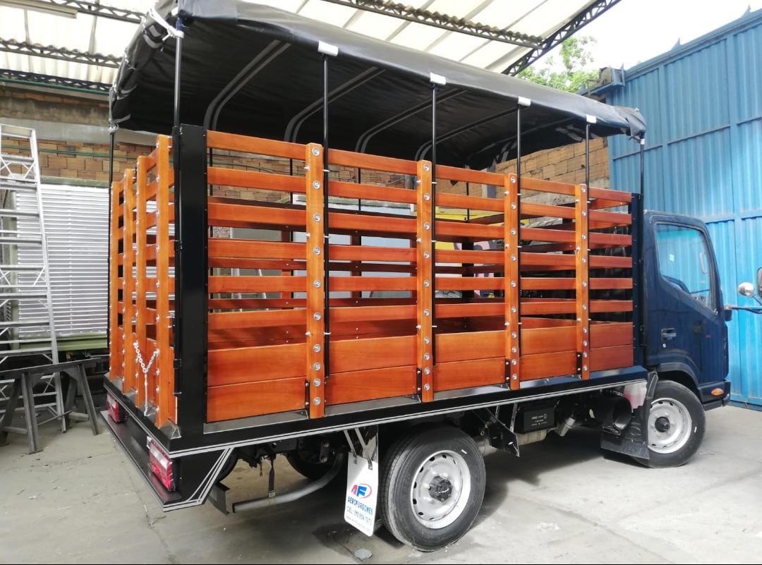 [Carrocería Refrigerada, con puerta abierta]