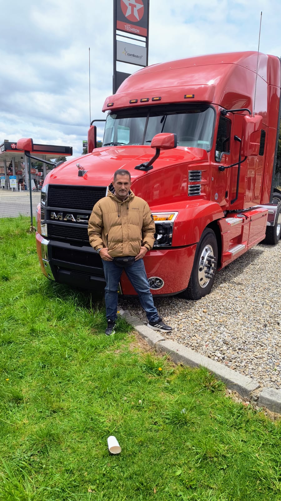 [Cliente feliz con su nueva minivan]