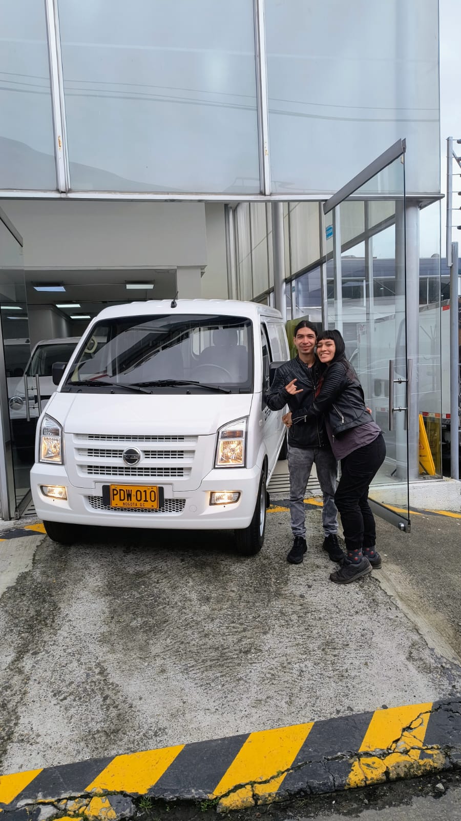 [Cliente feliz con su camión]