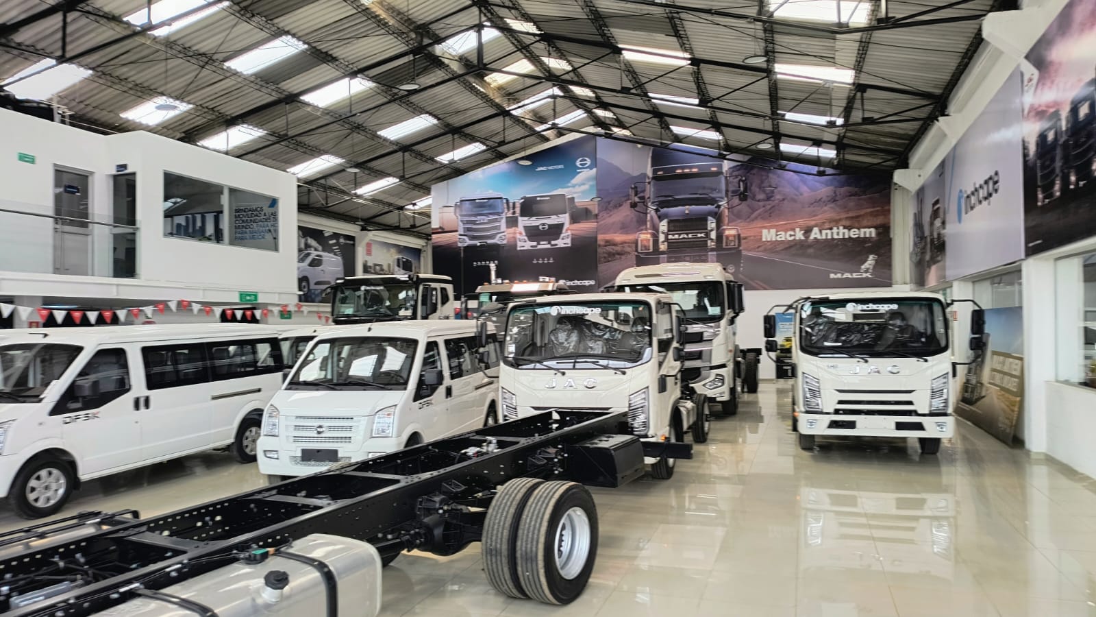 [Concesionario con camiones y minivans]