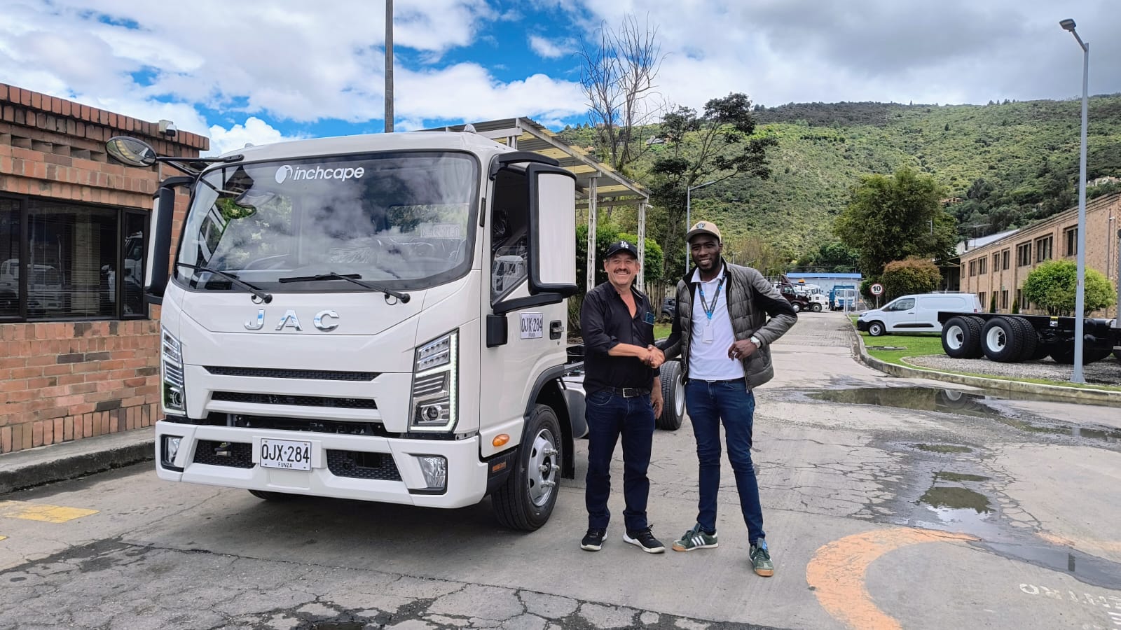 [Entrega de camión a cliente en el concesionario]