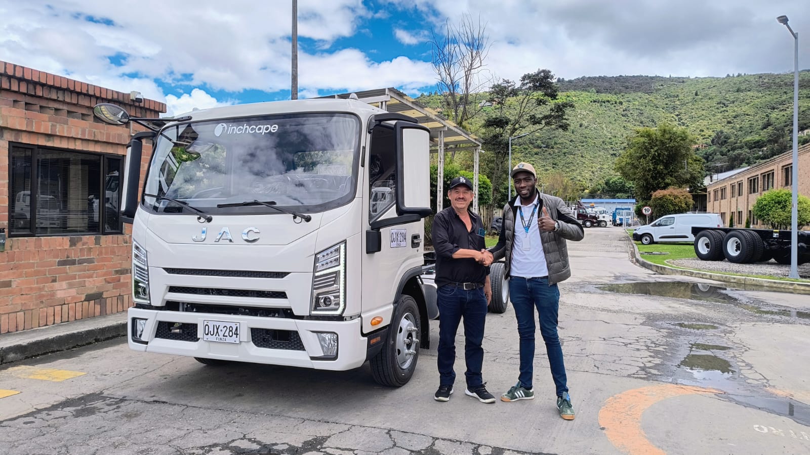 [Entrega de camión a cliente satisfecho]