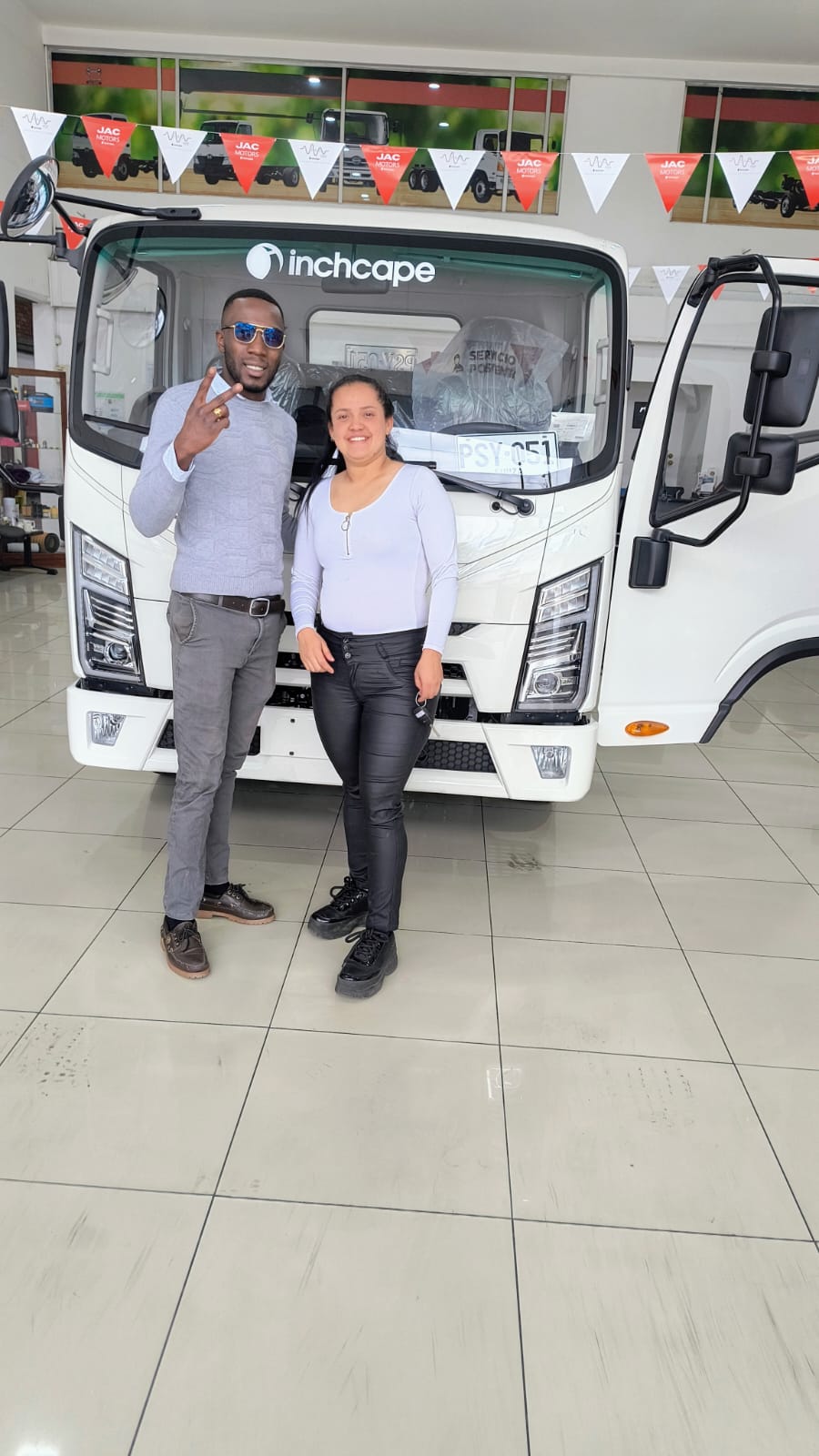 [Entrega de minivan a cliente 4]