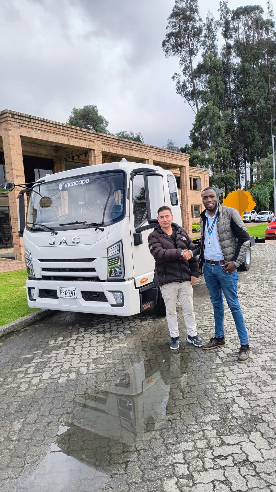 [Cliente recibiendo camión de flota]