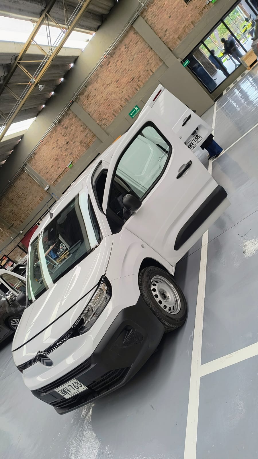 [Minivan de trabajo en sala de venta]