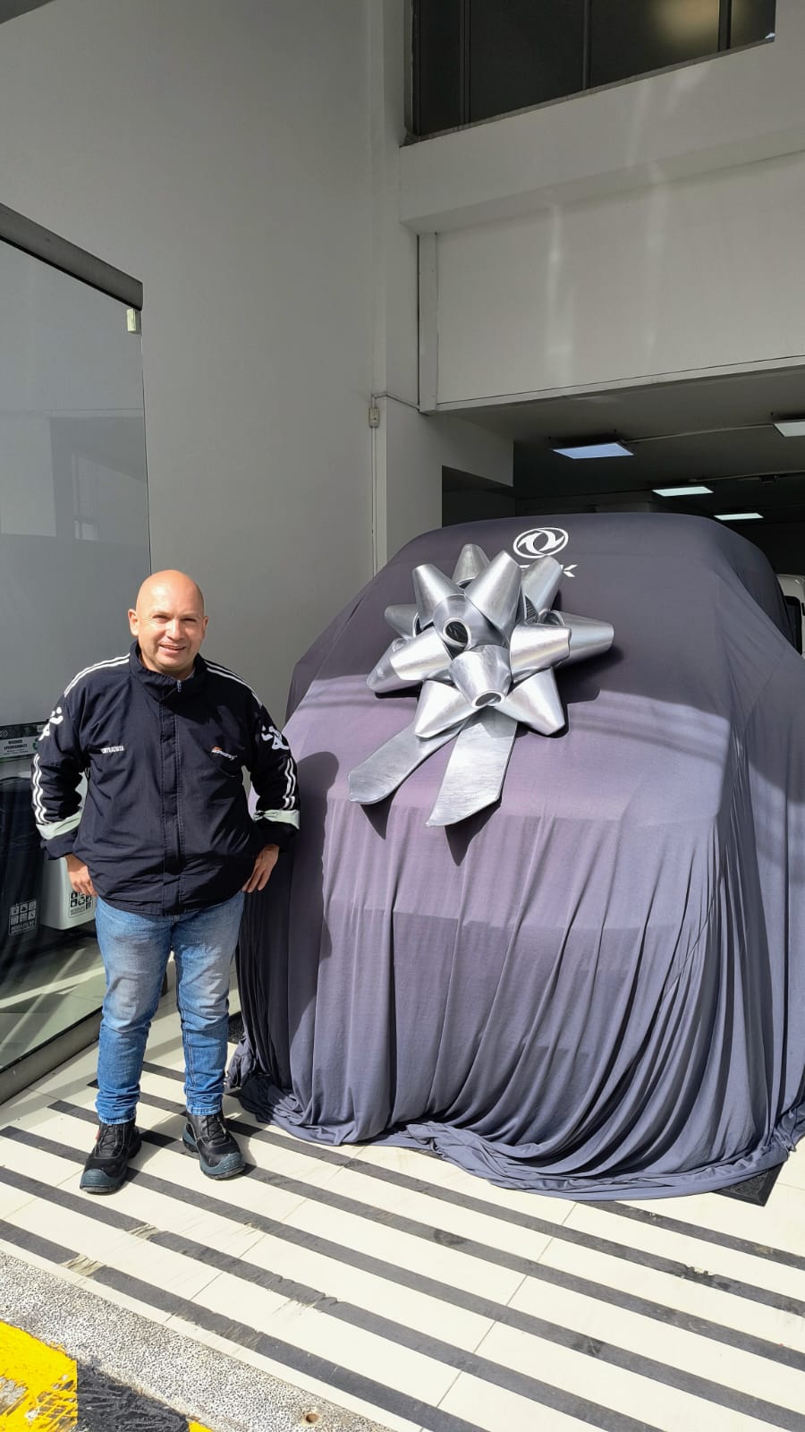 [Cliente feliz con minivan de PuntoMotor]