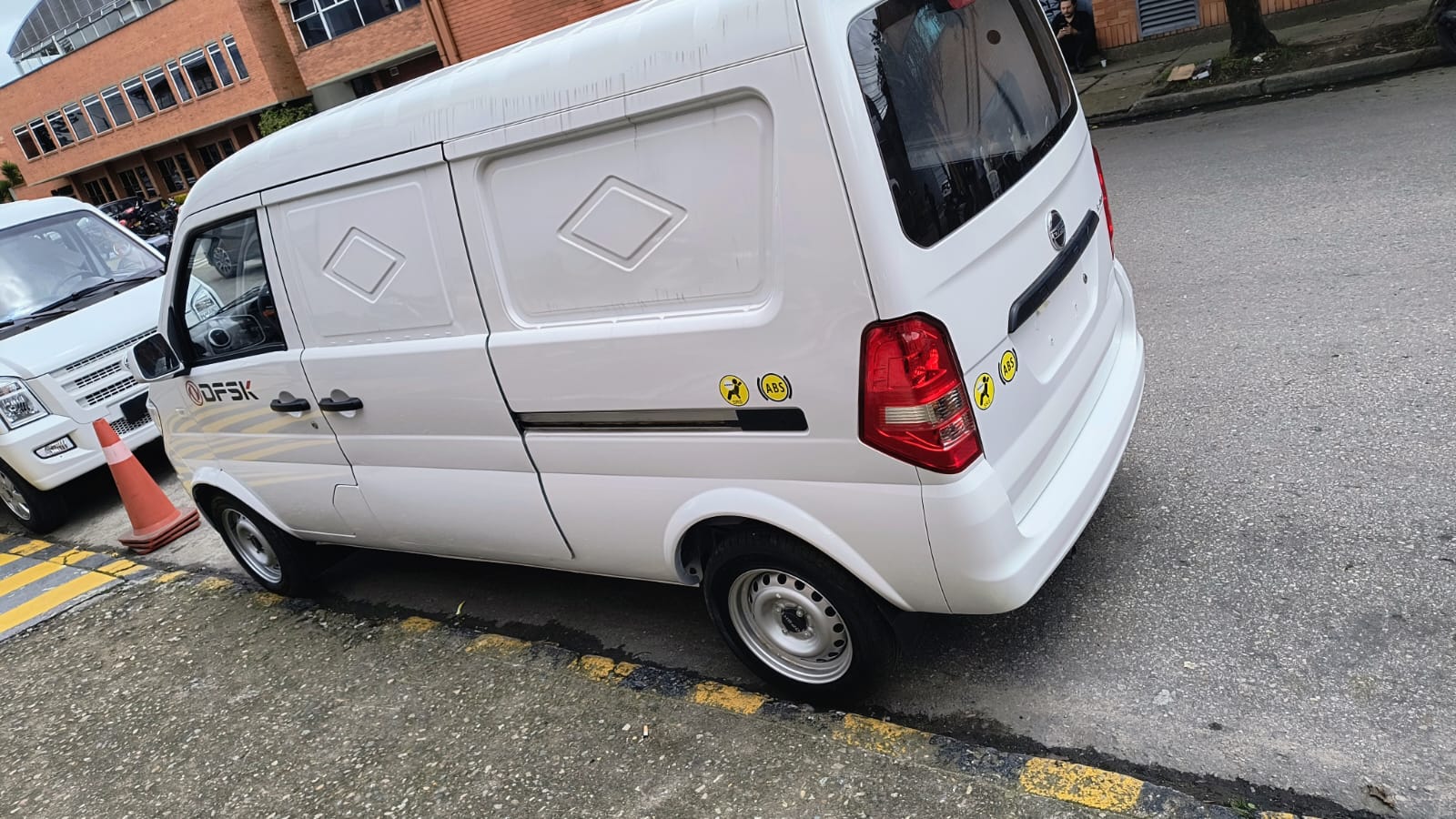 [Minivan nueva en concesionario]