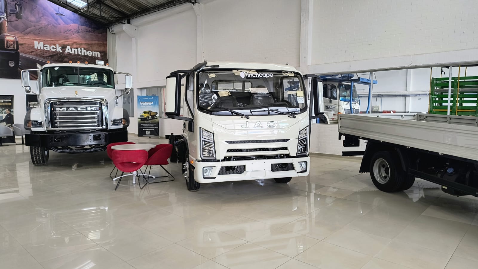 [Sala de ventas PuntoMotor con camiones y minivans]